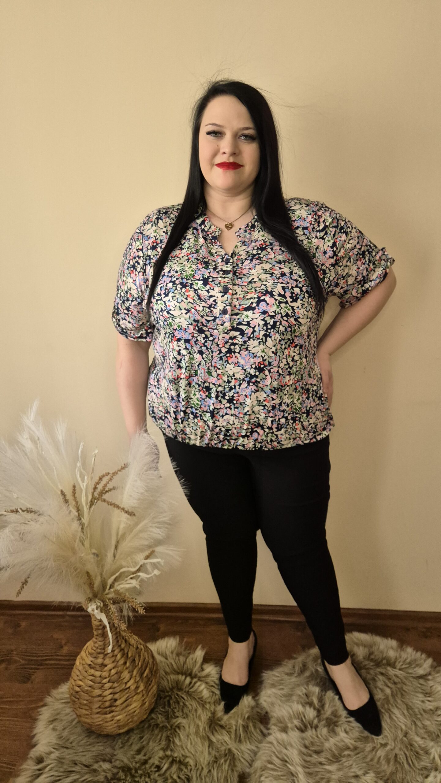 duża bluzka z gumką łączka, bluzka damska w kwiaty, bluzka z dekoltem i guzikami, bluzka oversize z wiskozy, kolorowa bluzka plus size