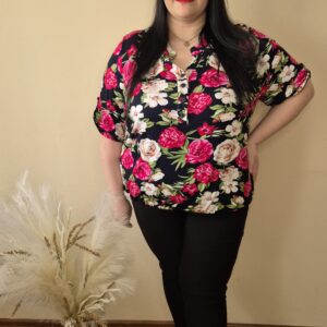 duża bluzka z gumką róże, bluzka damska w róże, bluzka plus size elegancka, bluzka z gumką na dole, bluzka z ozdobnymi guziczkami