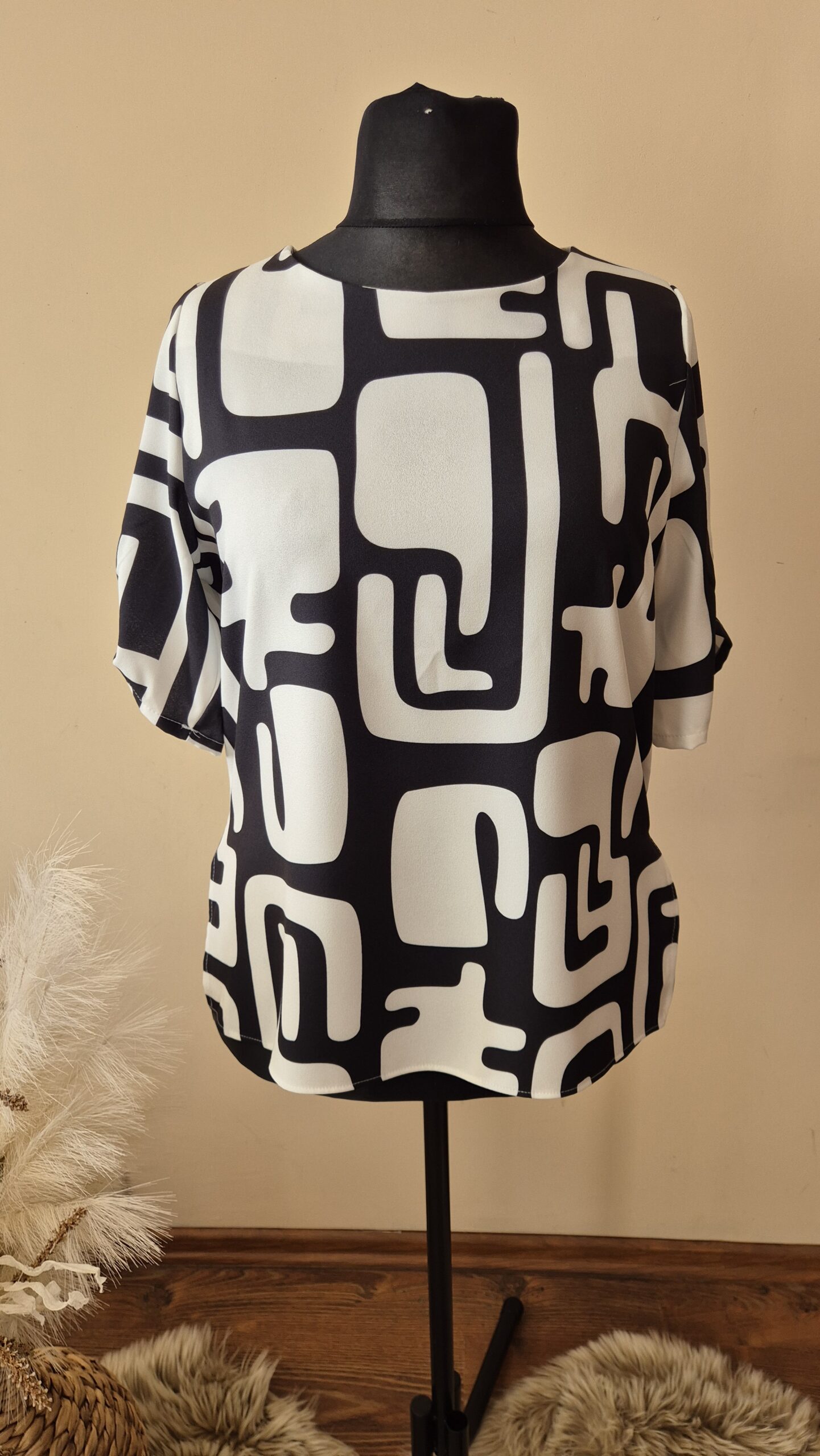 bluzka elegancka czarno-biała, bluzka wizytowa czarno-biała, bluzka do biura elegancka, elegancka bluzka z krótkim rękawem, czarno-biała bluzka damska