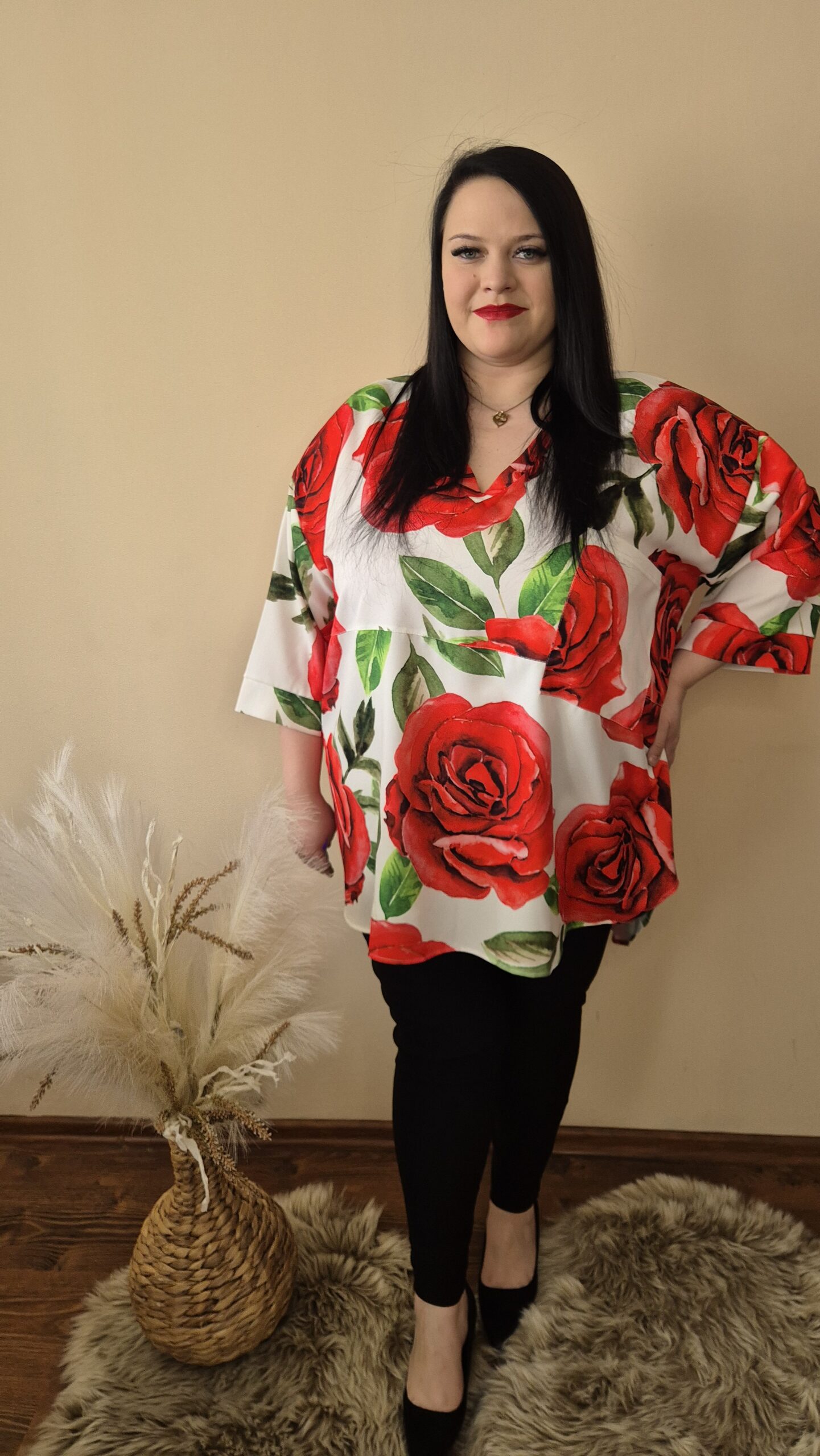 duża bluzka wizytowa, bluzka plus size elegancka, śmietankowa bluzka damska, bluzka z kwiatowym printem, bluzka z rękawem 3/4