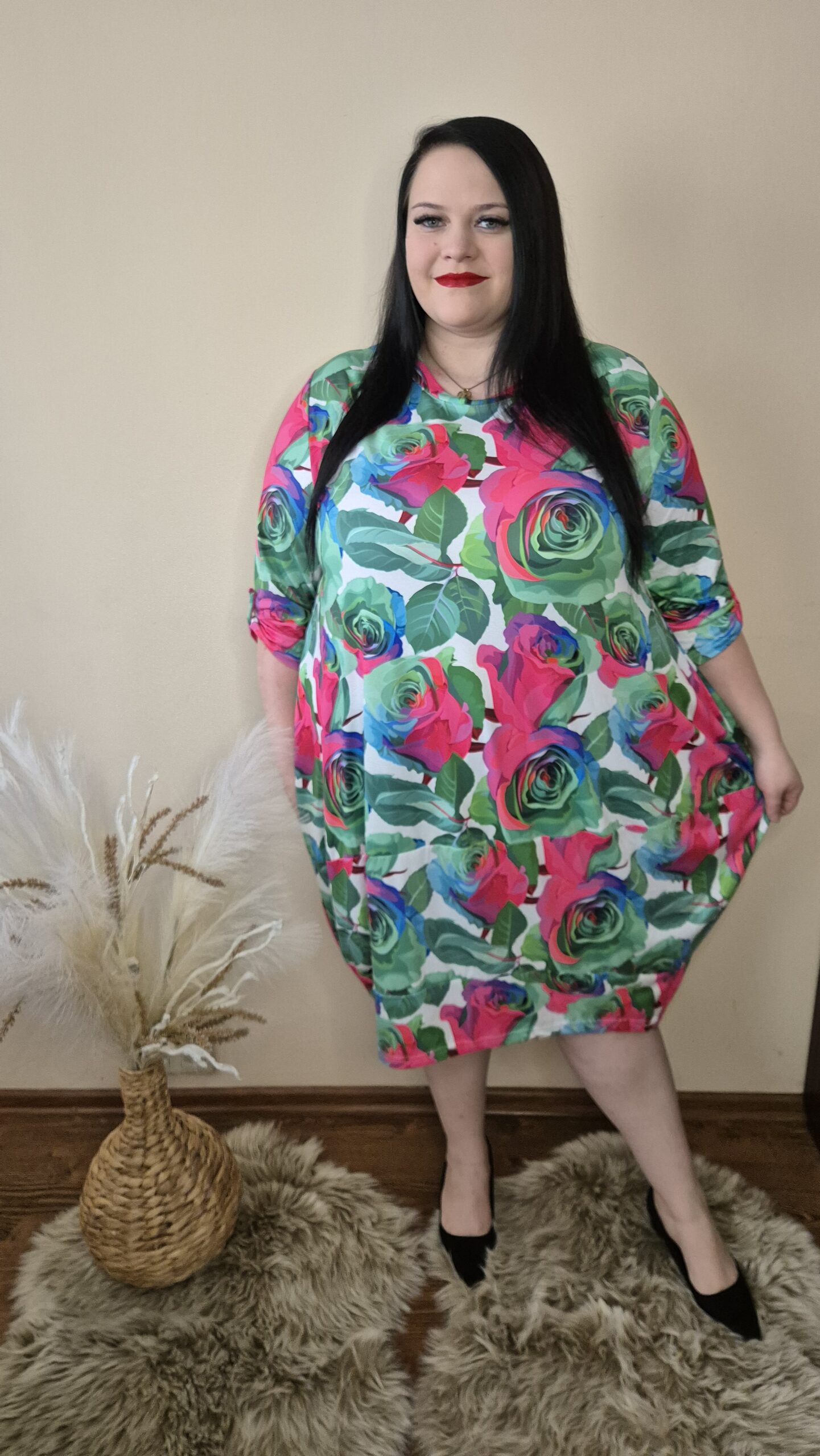 duża sukienka jajko zielona róża, sukienka plus size elegancka, sukienki z rękawem podpinanym, sukienka zielona róża, sukienka jajko modna 2025