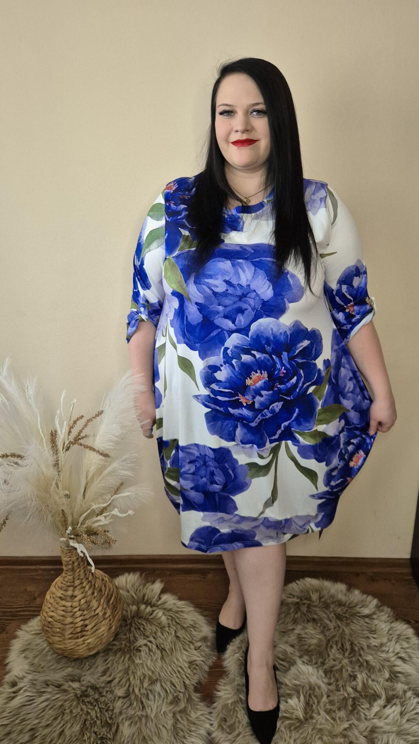 duża sukienka jajko kwiat, sukienka plus size elegancka, sukienka kwiatowa chabrowa, sukienka z podpinanym rękawem, sukienka luźna na lato