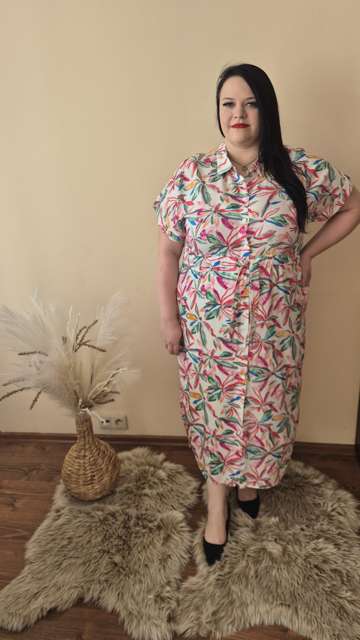 duża sukienka płaszczyk kolorowy wzór, sukienka koszulowa plus size, sukienka kolorowy wzór, elegancka sukienka na lato, sukienka z wiskozy