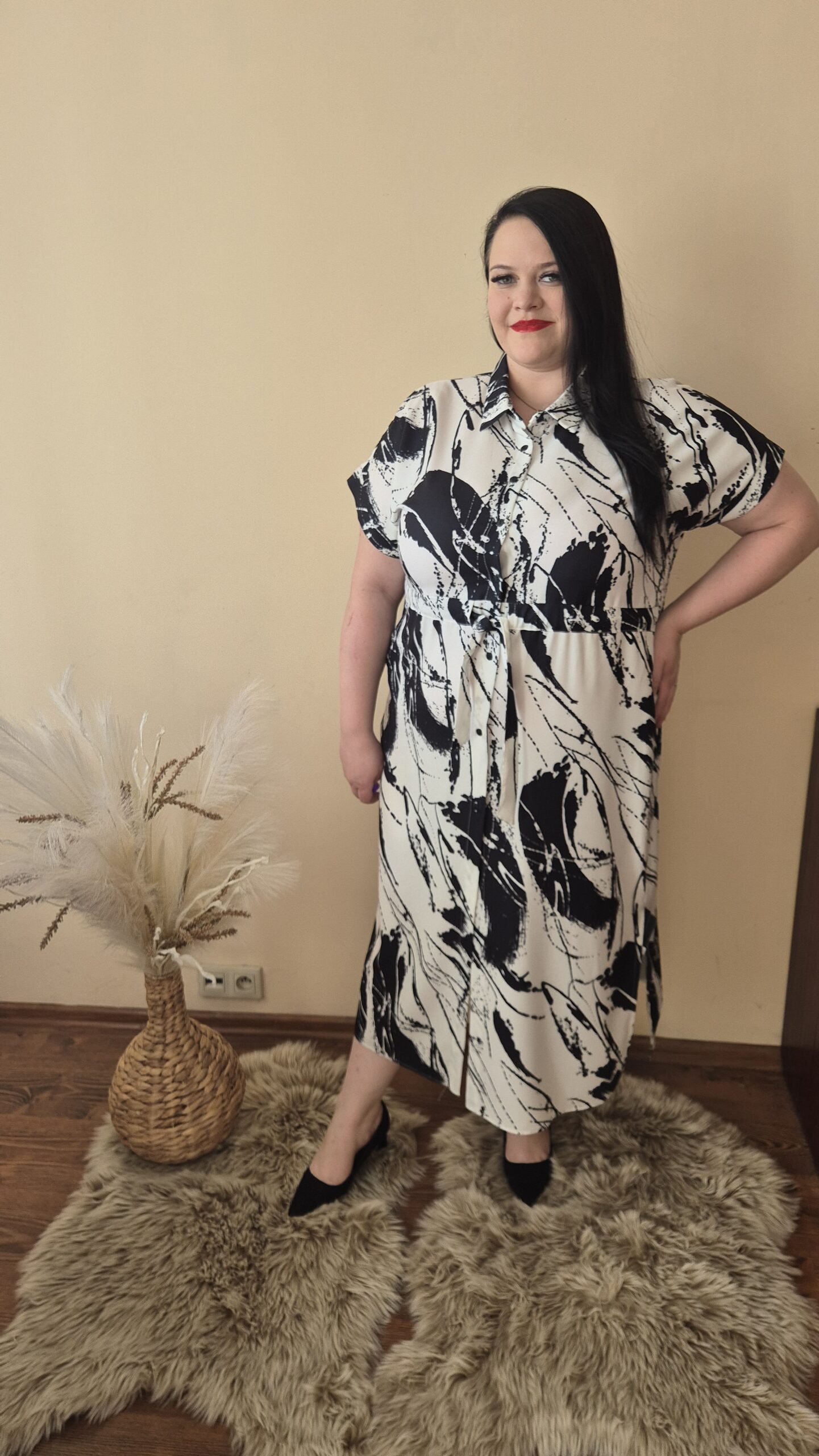 duża sukienka płaszczyk czarno biała, sukienka koszulowa z paskiem, sukienka czarno-biała elegancka, sukienka z krótkim rękawem, sukienka na każdą okazję
