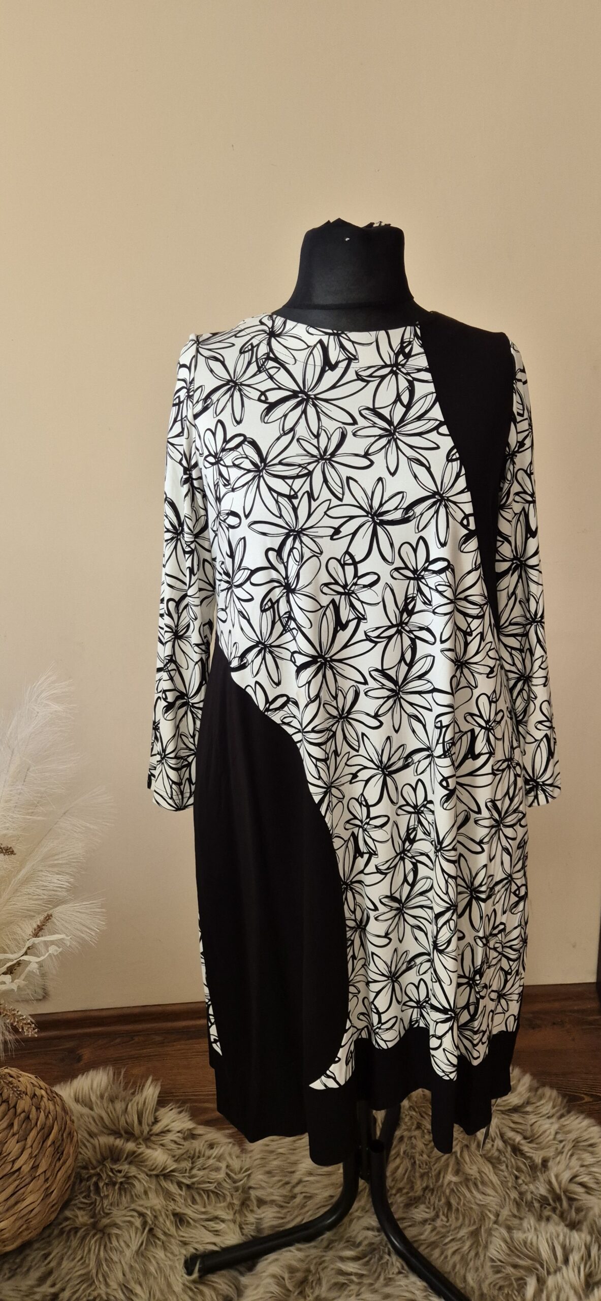 duża sukienka czarno-biała, elegancka sukienka plus size, sukienka czarno-biała, sukienka w kwiaty, sukienka z długim rękawem