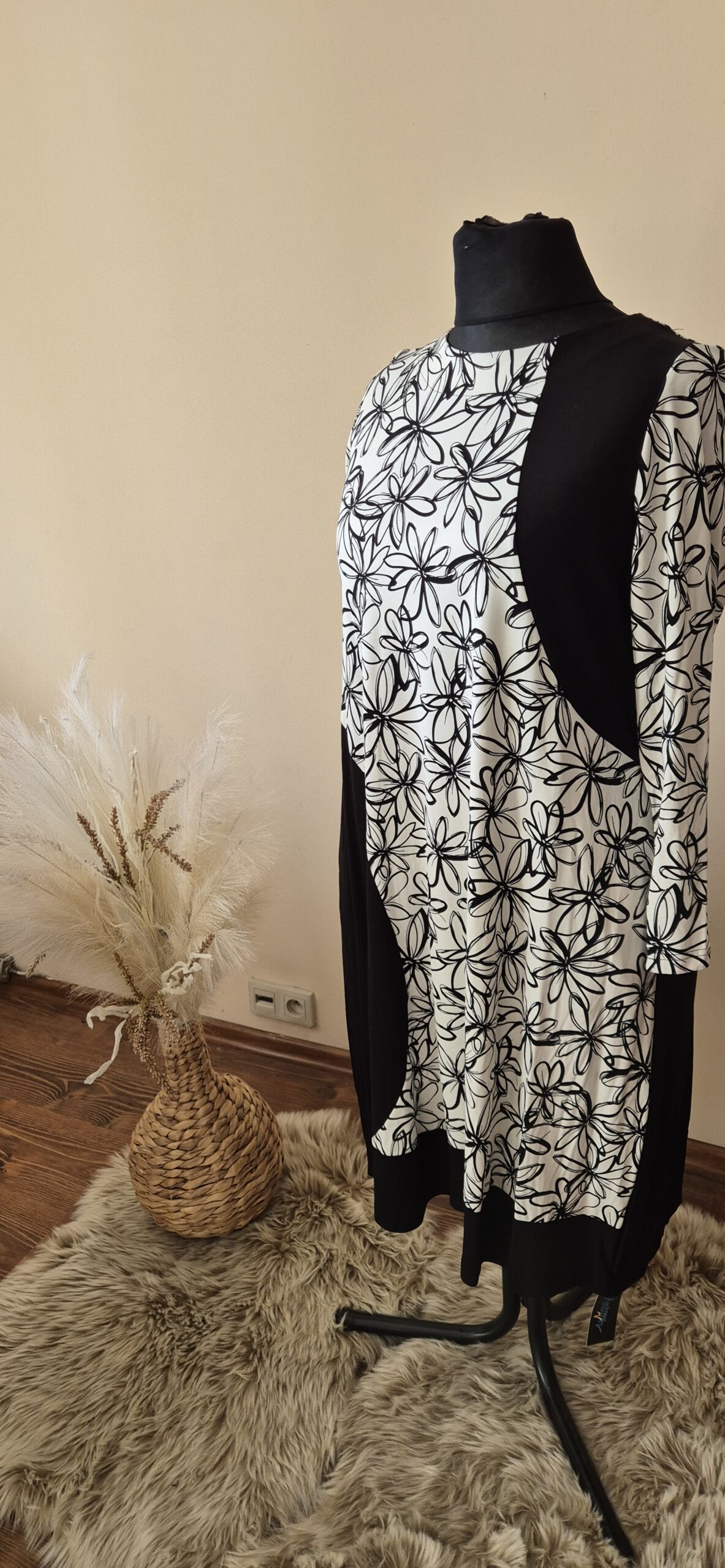 Duża sukienka czarno-biała, elegancka, wiskoza, kwiaty, plus size - obrazek 4