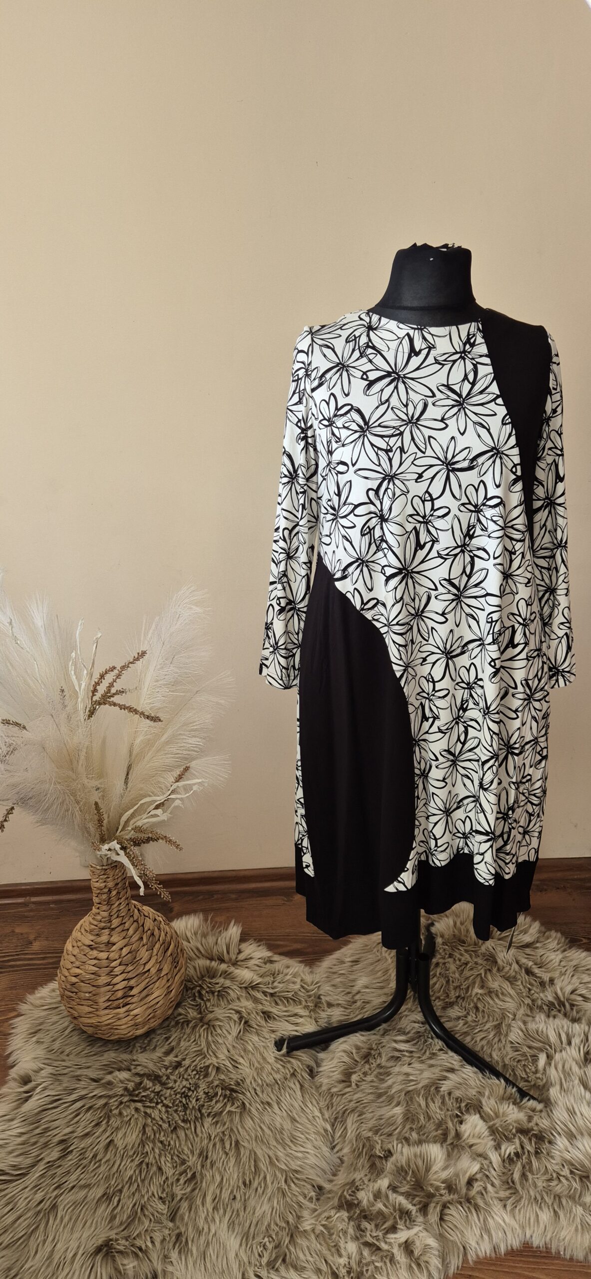 Duża sukienka czarno-biała, elegancka, wiskoza, kwiaty, plus size - obrazek 2