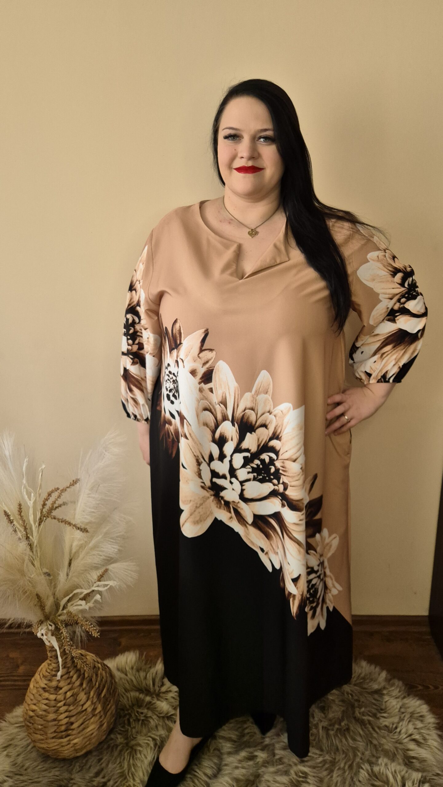 duża sukienka maxi kwiaty karmel, sukienka w kwiaty, sukienka z długim rękawem, zwiewna sukienka plus size, elegancka sukienka na jesień