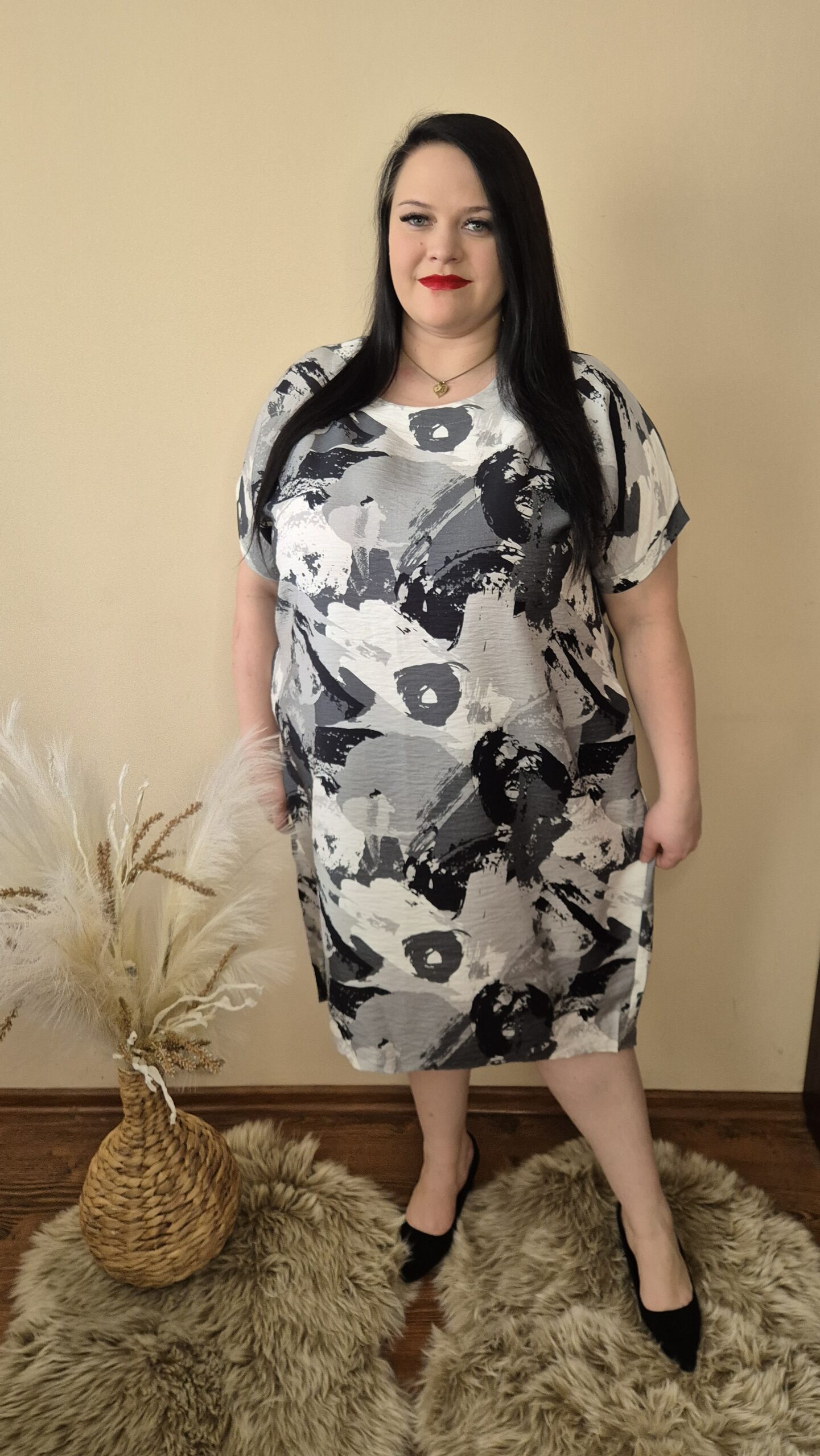 duża sukienka, sukienka szare wzory, elegancka sukienka plus size, sukienka z krótkim rękawem, modna sukienka XXL