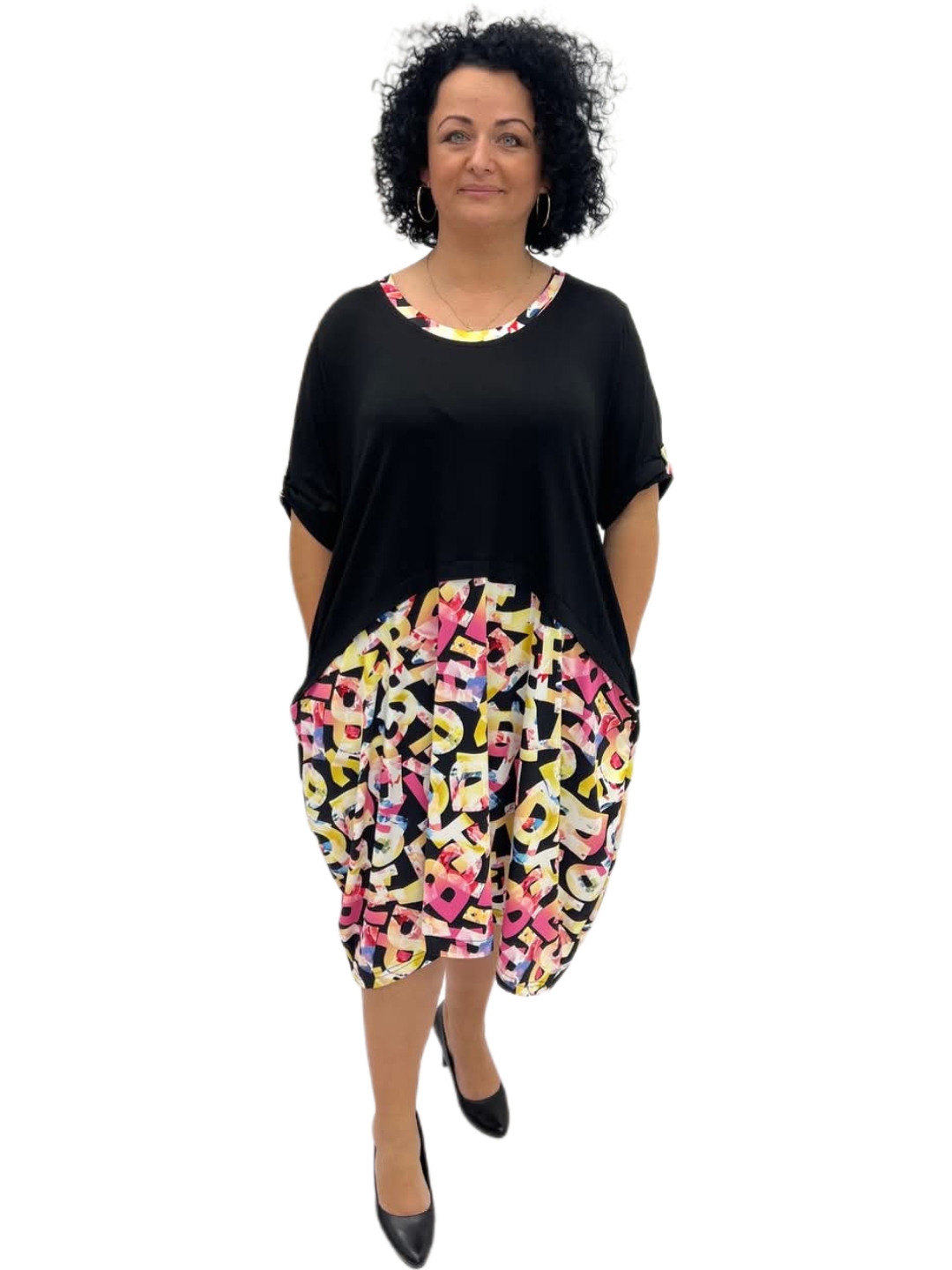 Duża sukienka Kolorowe Litery, duża sukienka, sukienka plus size, sukienka kolorowe litery, elegancka sukienka na co dzień, sukienka czarna z printem