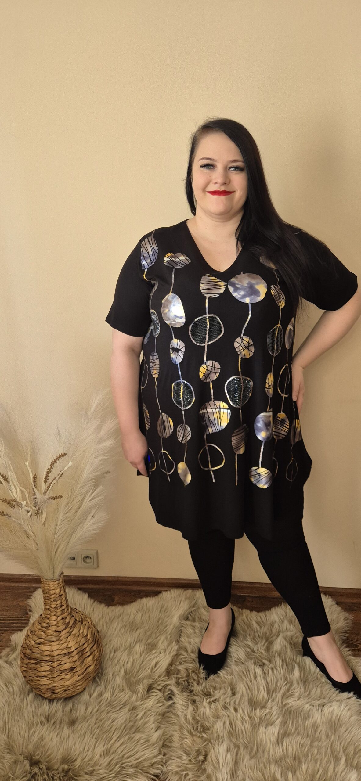 duża tunika kółka, tunika damska A-line, tunika na szerokie biodra, tunika plus size czarna, tunika premium z wzorem, modna tunika XXL