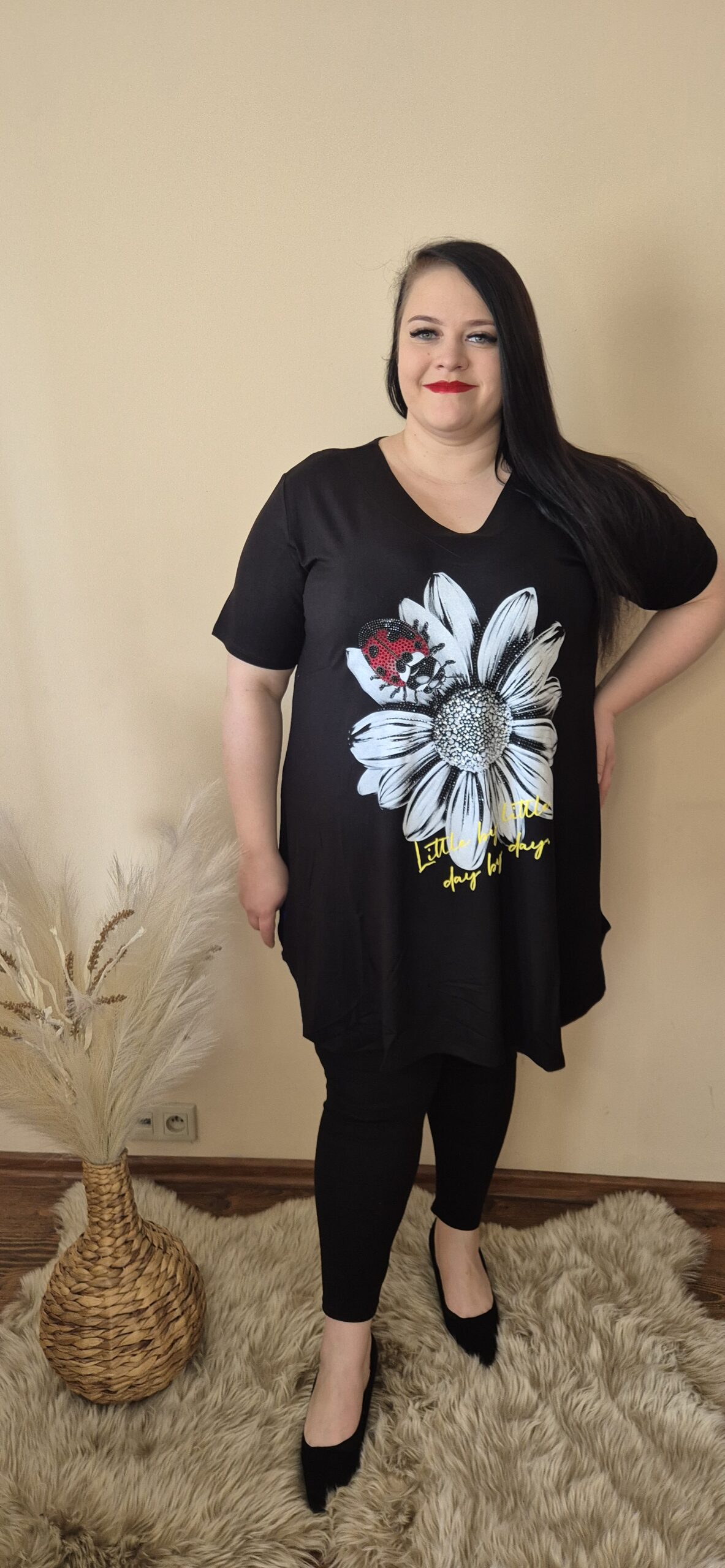 duża tunika, tunika damska A-line, tunika plus size, tunika czarna kwiaty, tunika na szerokie biodra