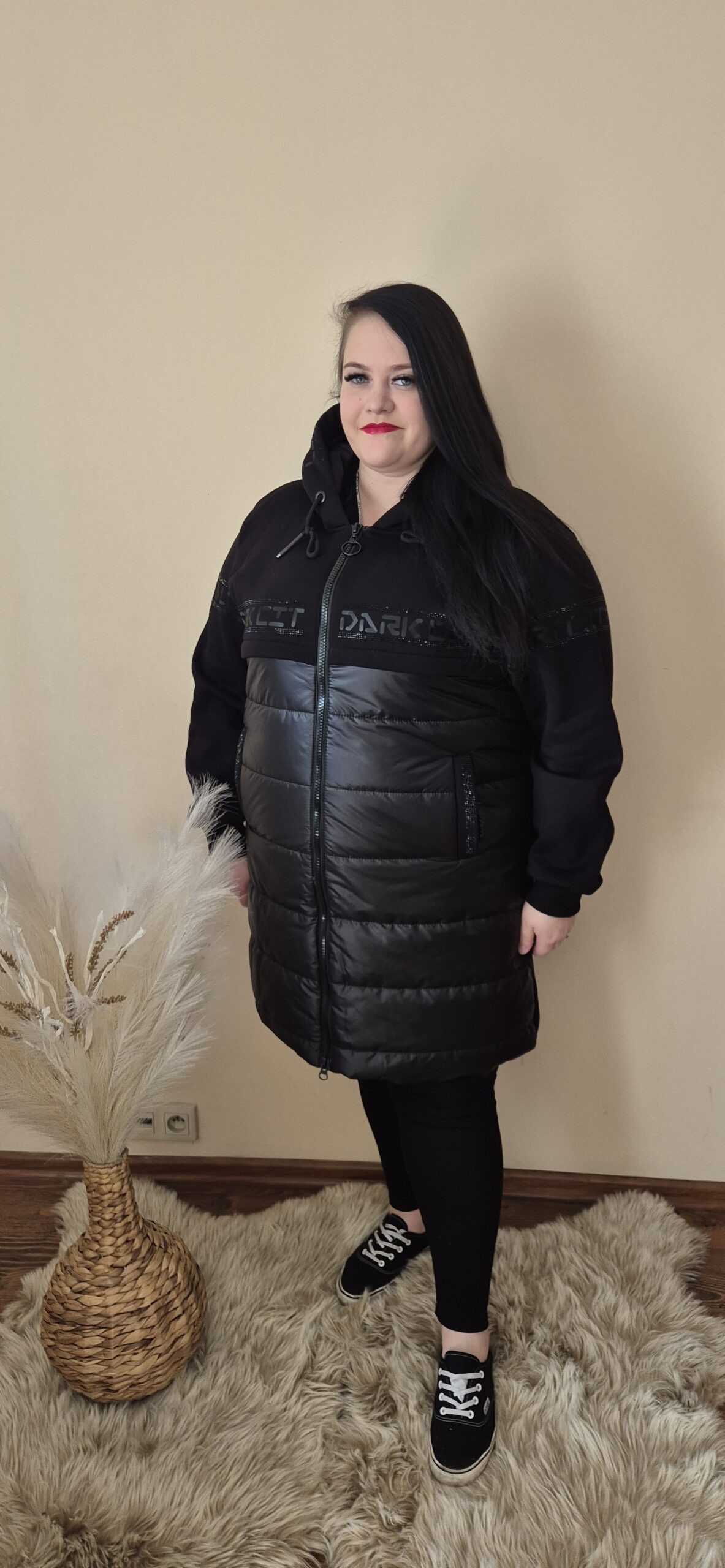 duża kurtka damska, kurtka z cyrkoniami, czarna kurtka pikowana, płaszczyk z kapturem, kurtka plus size