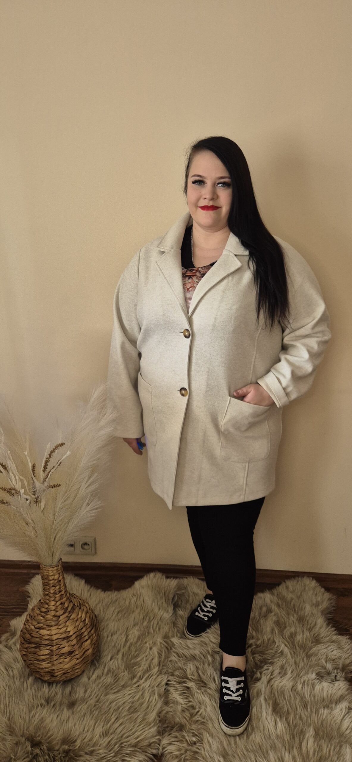 płaszcz duński beżowy, klasyczny płaszcz damski, płaszcz minimalistyczny damski, beżowy płaszcz jesienny, elegancki płaszcz przejściowy