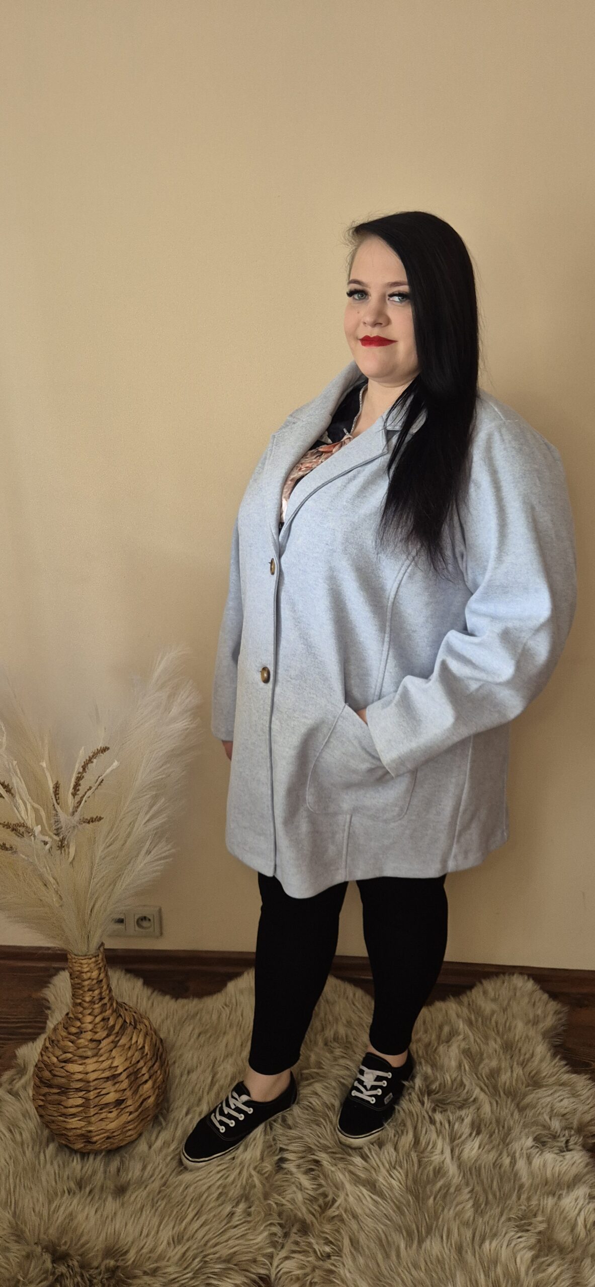 duński płaszcz damski błękitny, płaszcz błękitny, minimalistyczny styl, skandynawska moda, elegancki płaszcz wiosenny