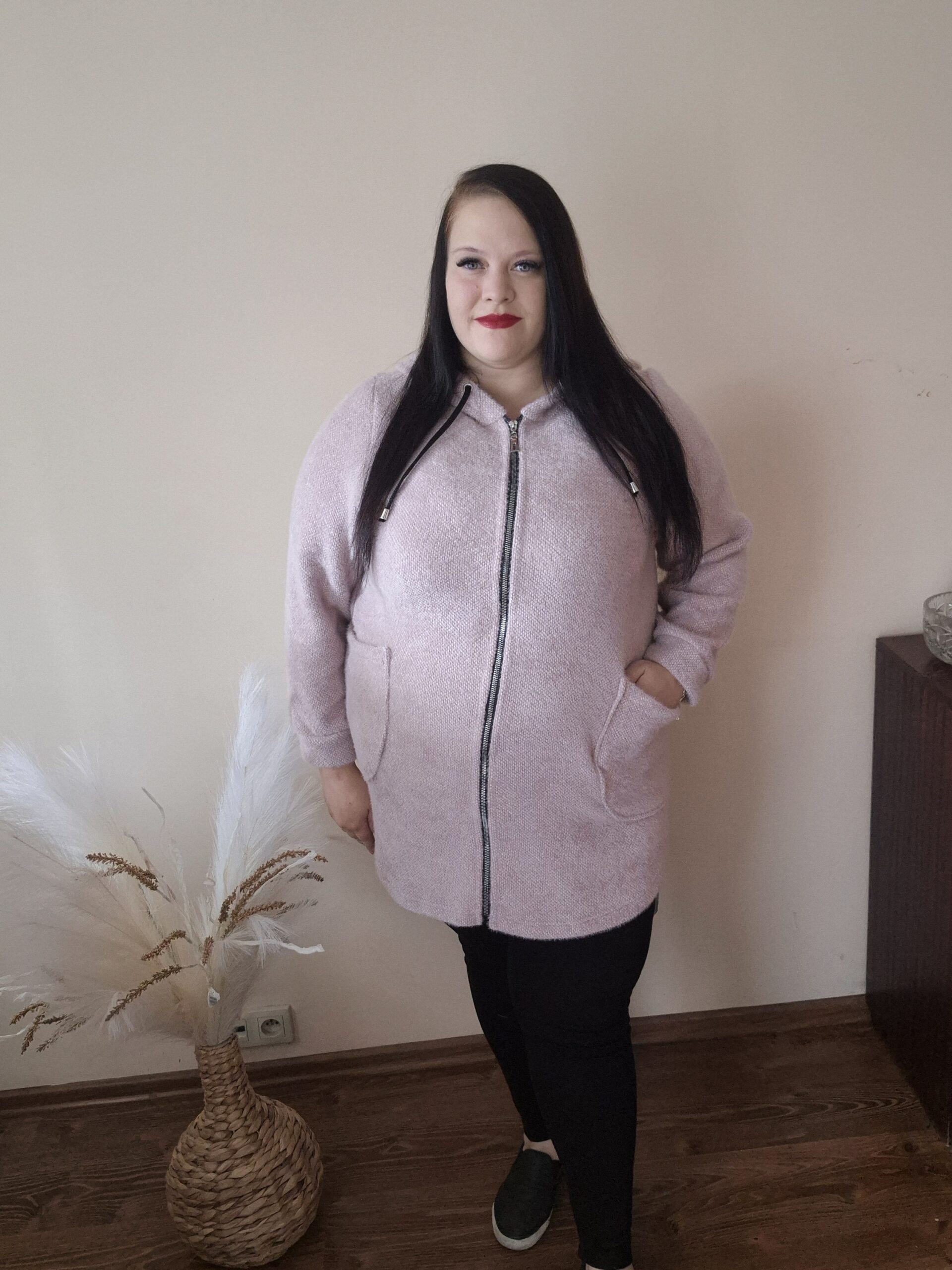 Duży płaszczyk damski bluza, pudrowy róż, pepitka, miękki materiał - obrazek 2