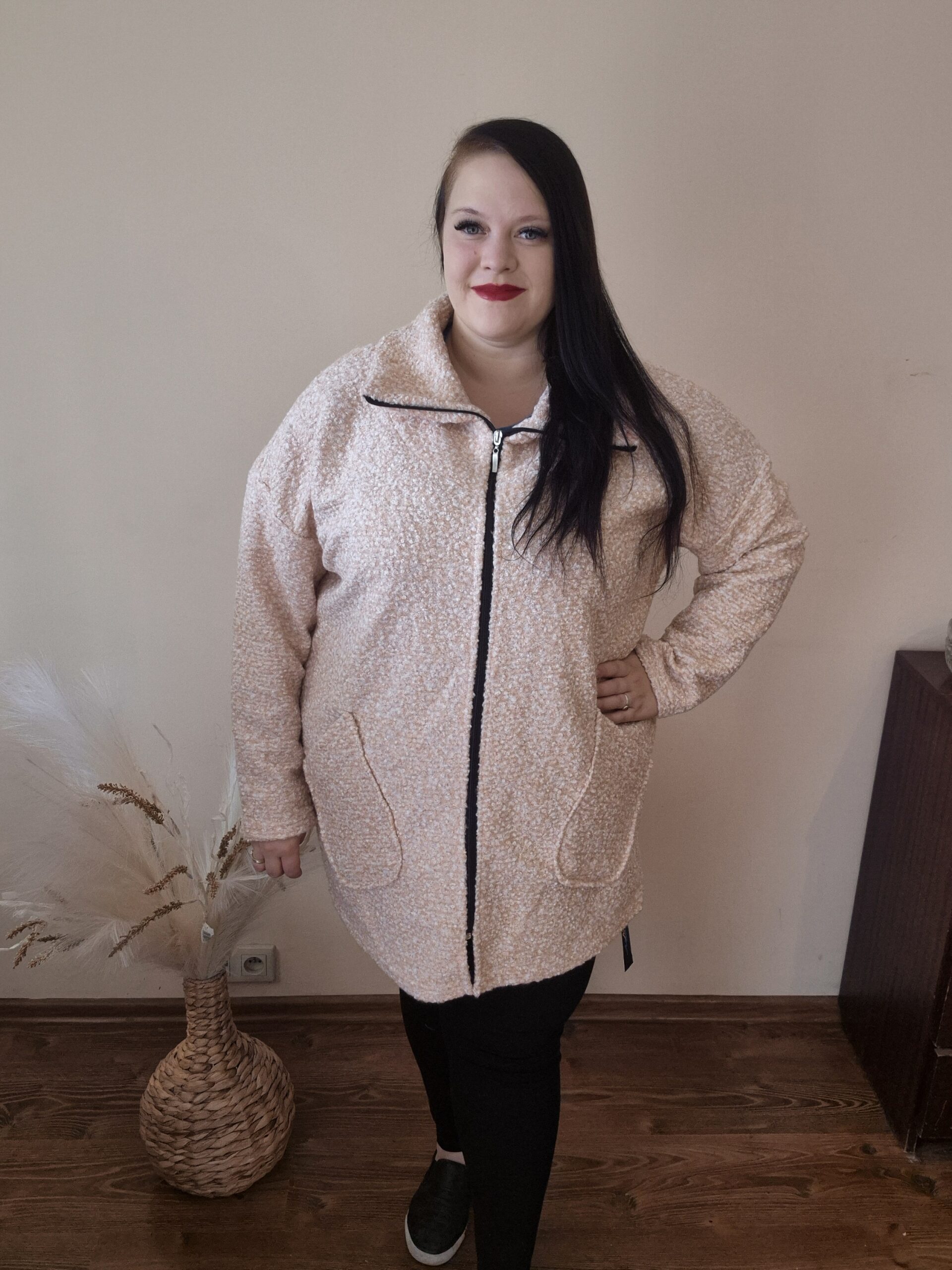 Duży płaszcz – otulacz, plus size, brzoskwiniowy, elegancki krój - obrazek 2