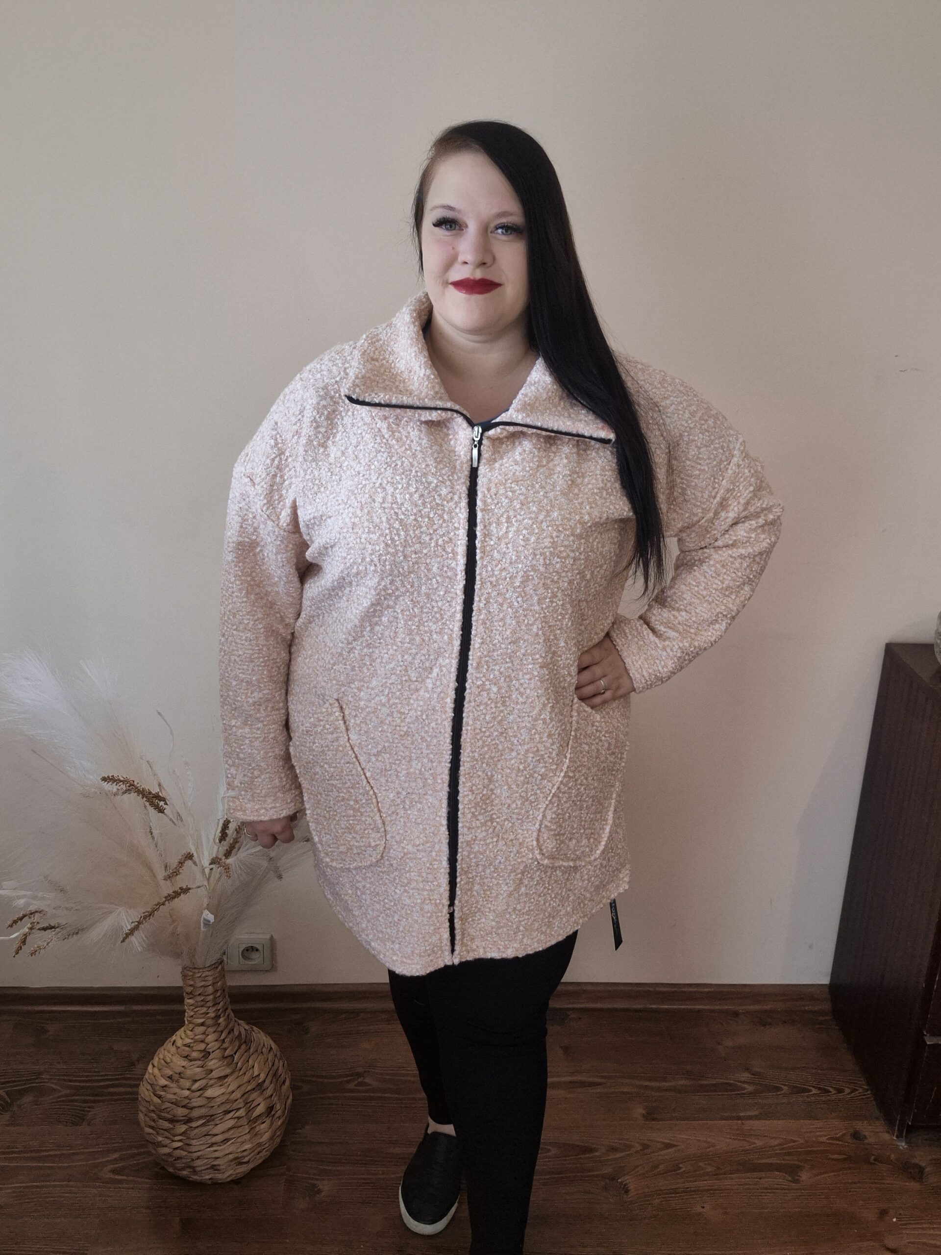 Duży płaszcz – otulacz, plus size, brzoskwiniowy, elegancki krój - obrazek 3