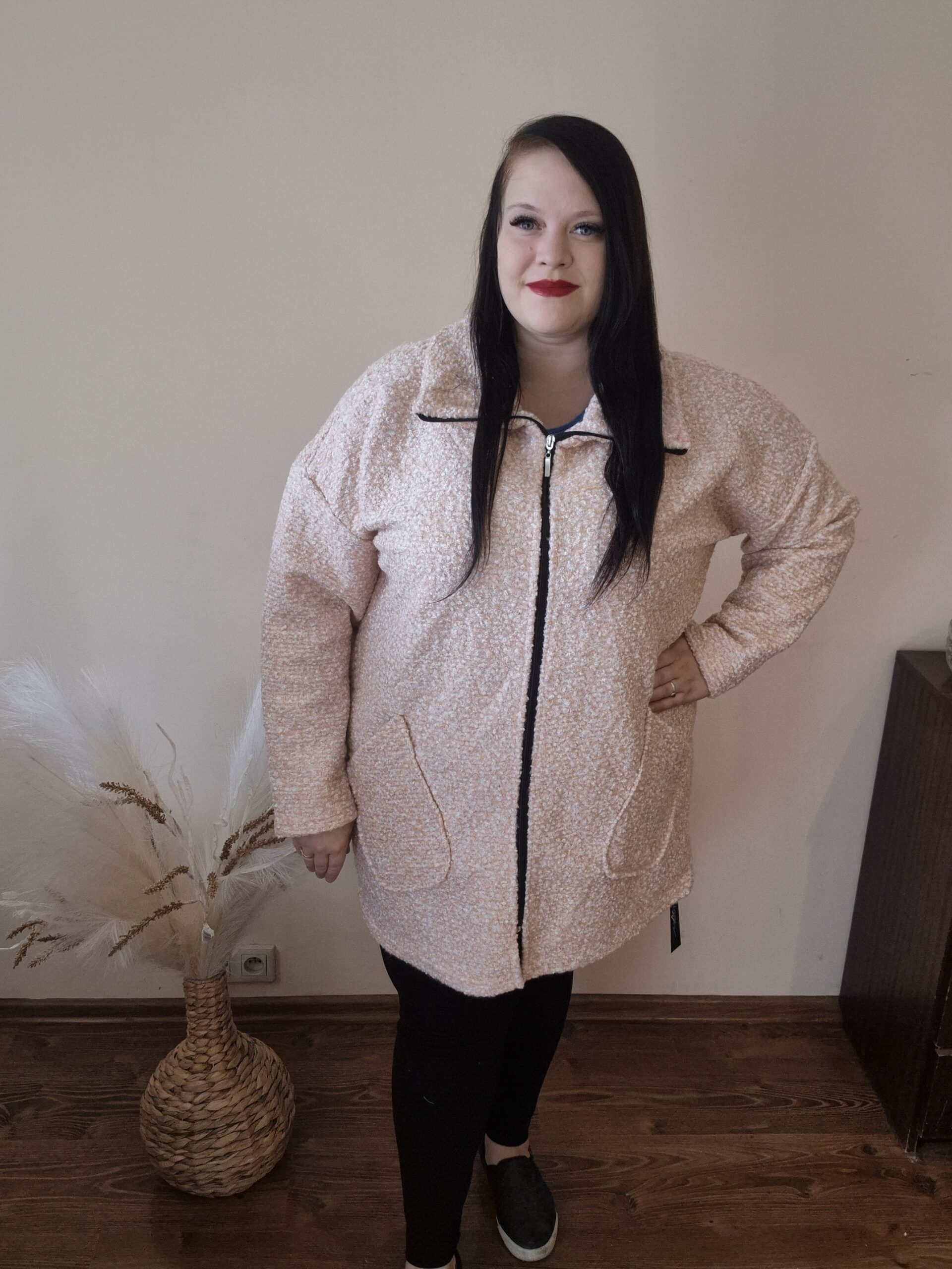 duży płaszcz, otulacz damski, płaszcz plus size, płaszcz brzoskwiniowy, elegancki płaszcz bez kaptura