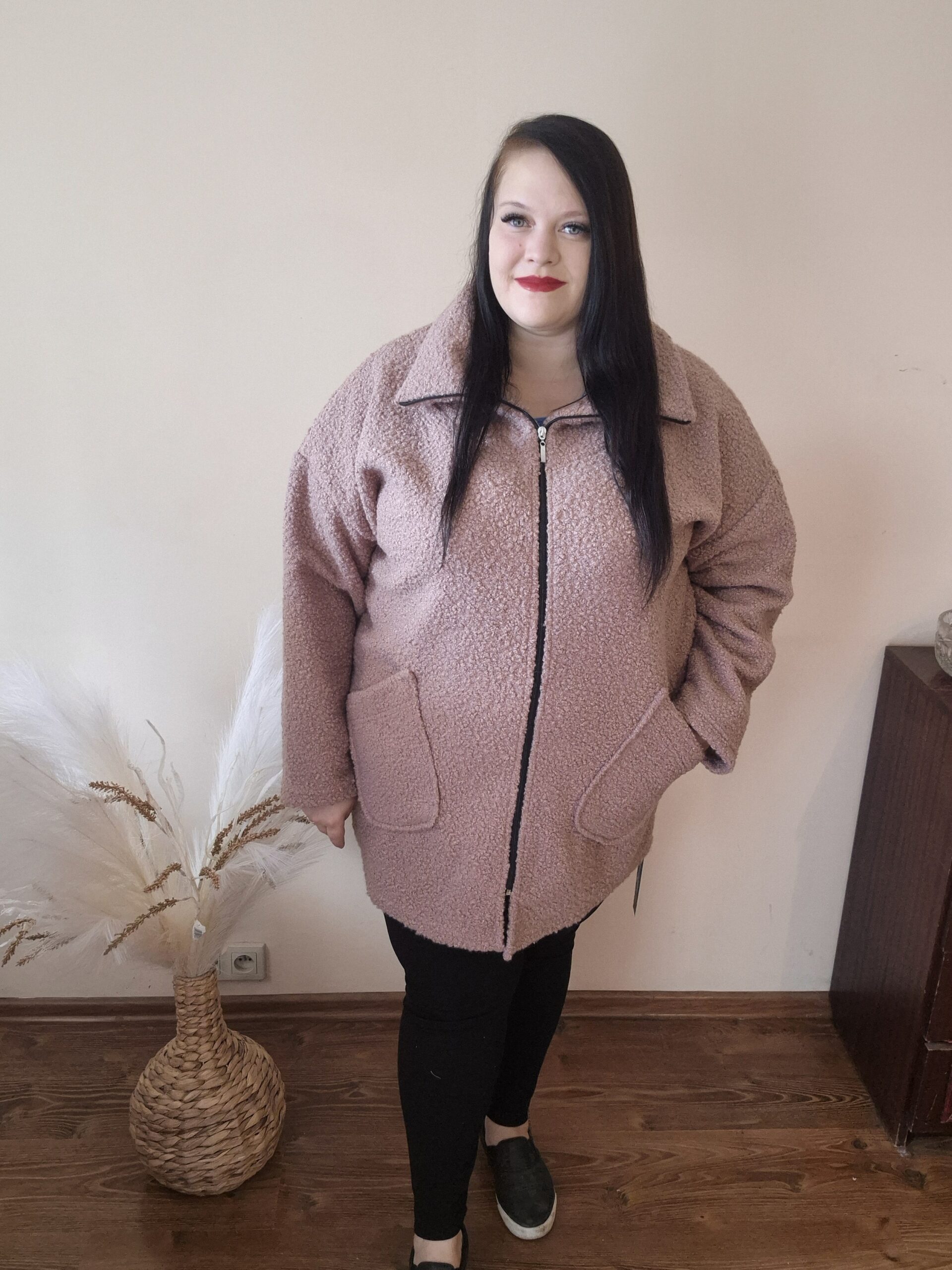 Duży płaszcz otulacz – Pudrowy róż, elegancja, plus size - obrazek 2