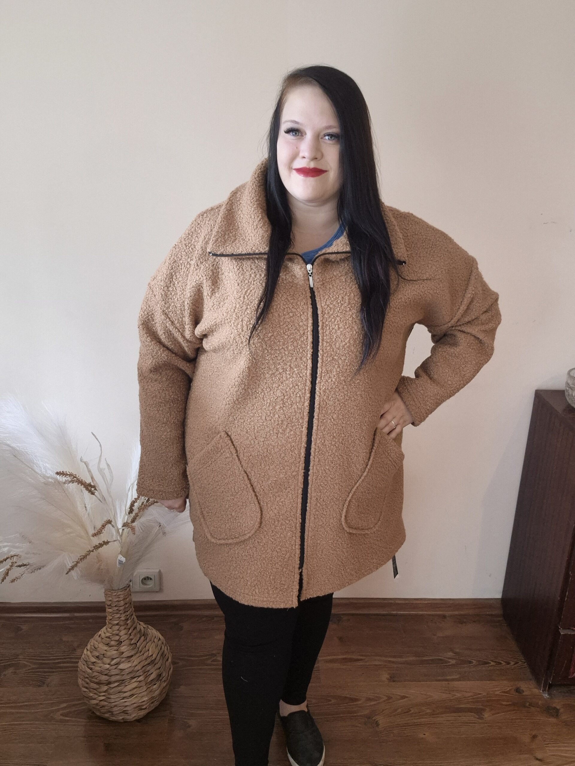 duży płaszcz otulacz, płaszcz z zamkiem, płaszcz bez kaptura, płaszcz plus size, płaszcz w karmelowym kolorze