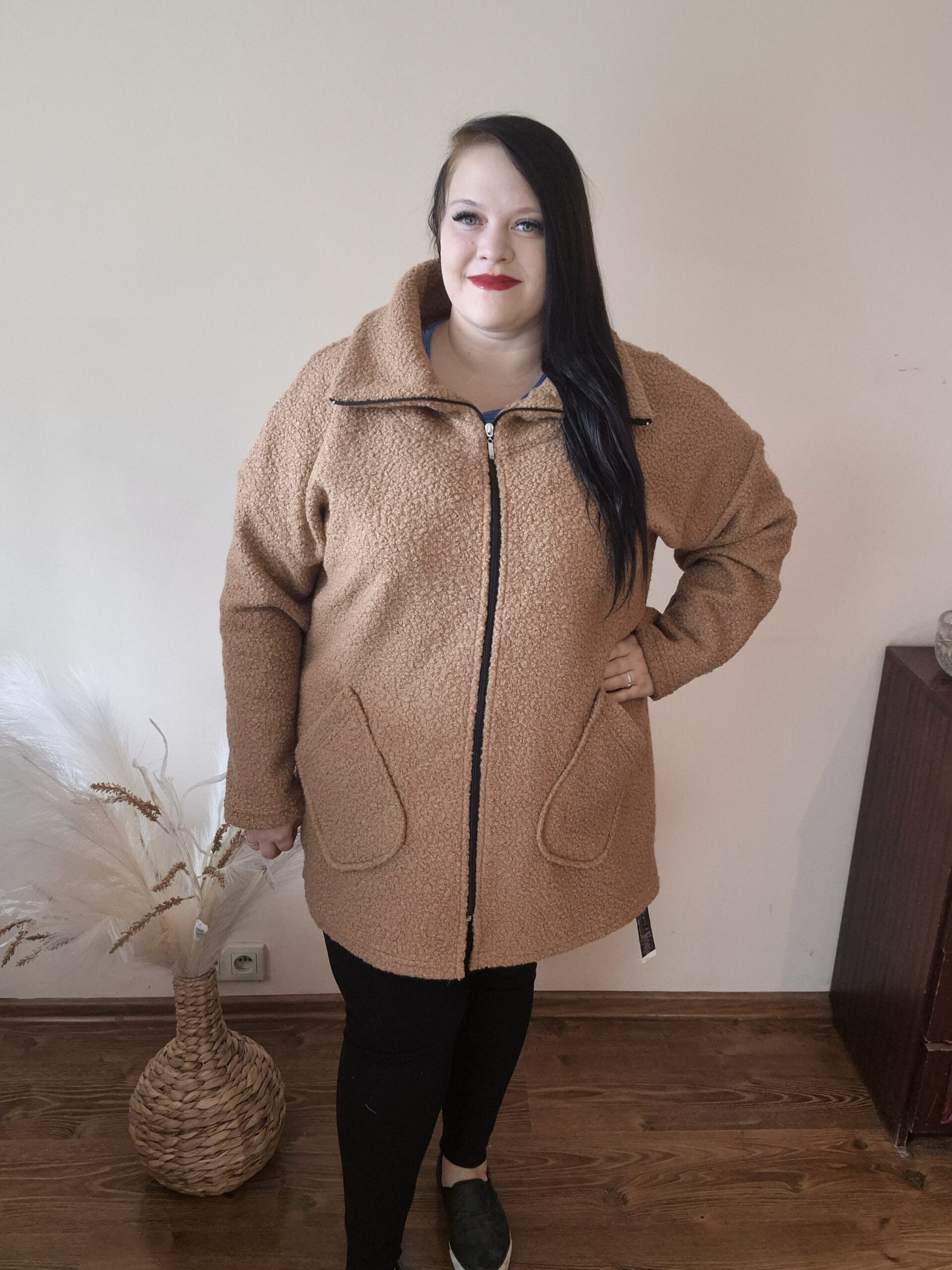 Duży płaszcz otulacz, karmelowy, dzianina, bez kaptura, plus size - obrazek 3