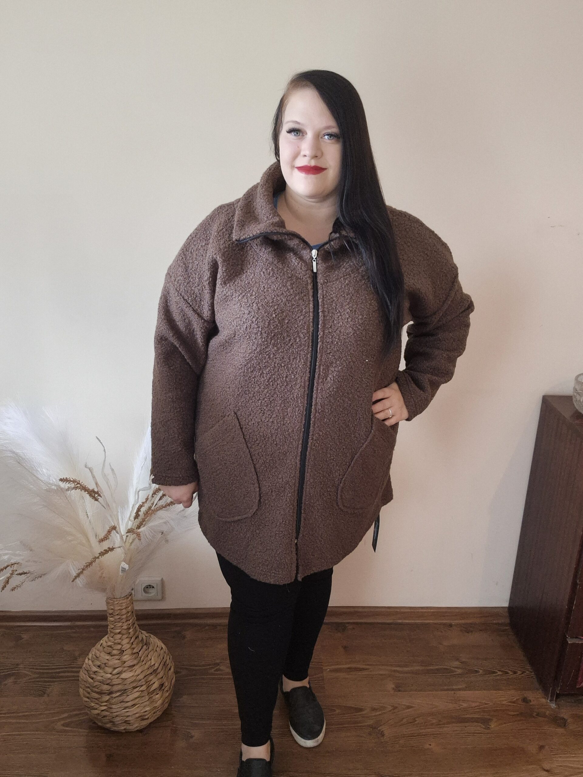 Duży płaszcz damski – otulacz, elegancki, czekoladowy, plus size - obrazek 2