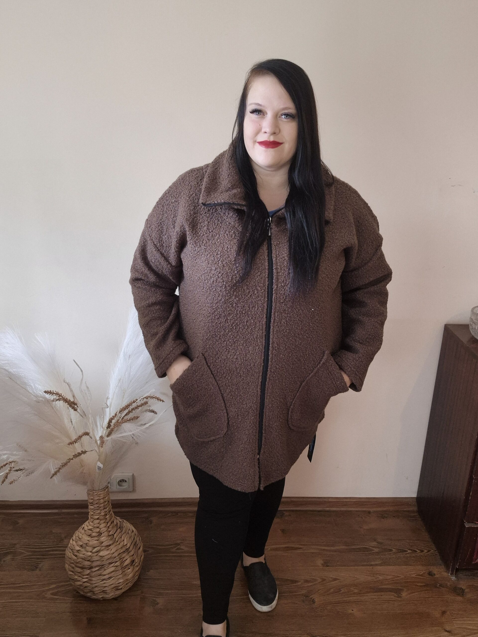 Duży płaszcz damski – otulacz, elegancki, czekoladowy, plus size - obrazek 3