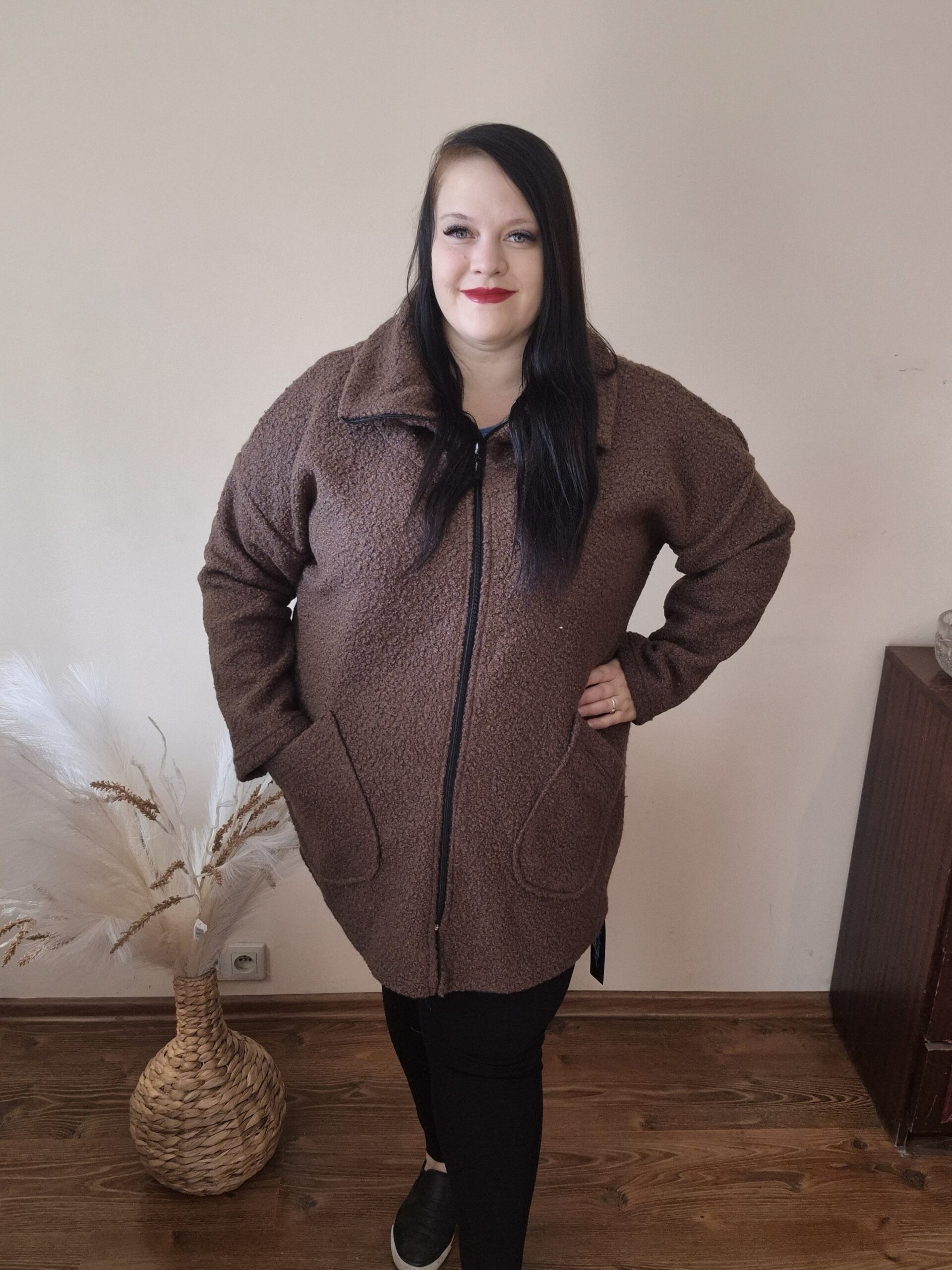 duży płaszcz damski, otulacz na jesień, elegancki płaszcz plus size, płaszcz bez kaptura, płaszcz czekoladowy