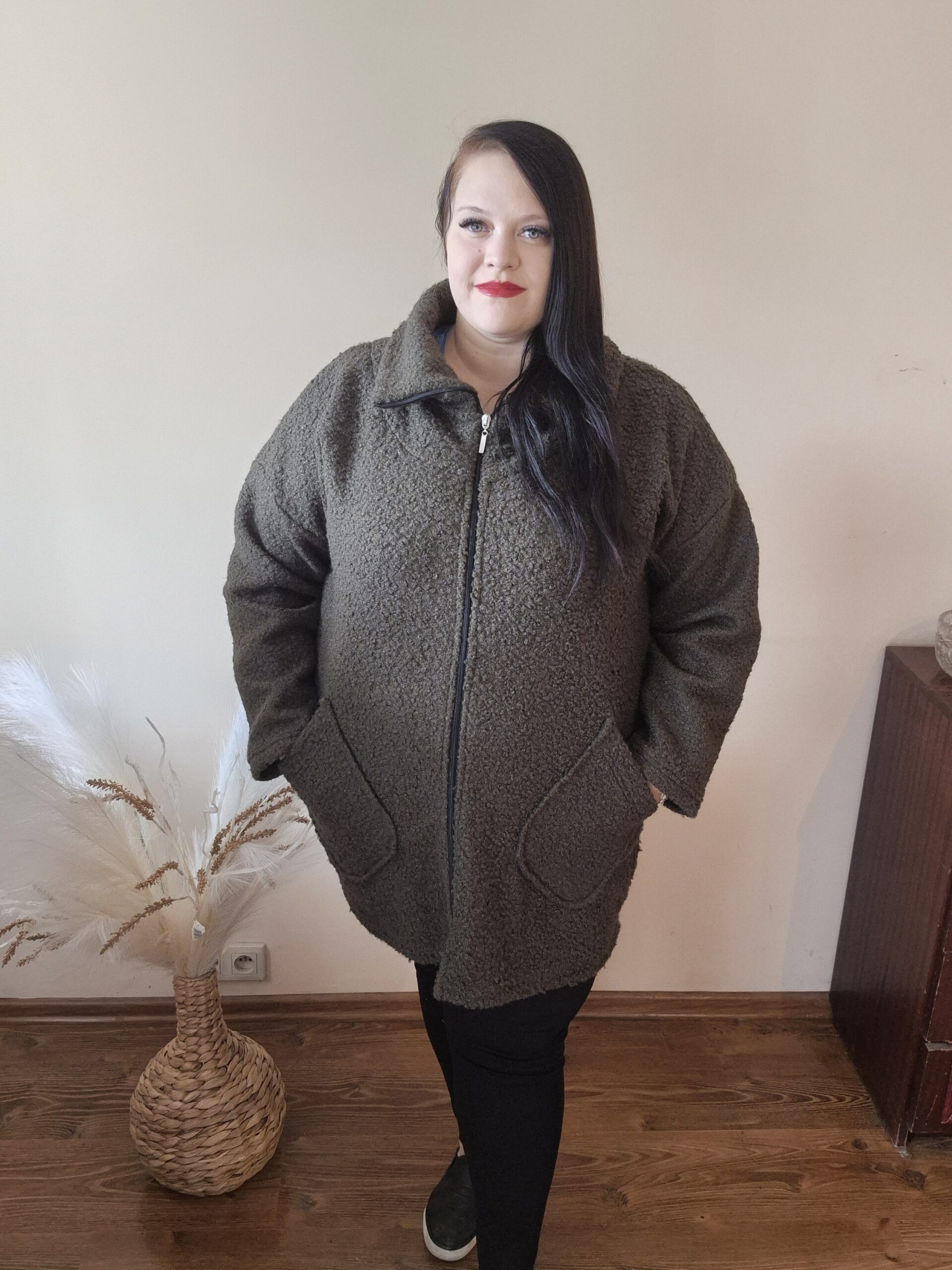 Duży płaszcz damski otulacz – Plus Size, butelkowa zieleń - obrazek 2