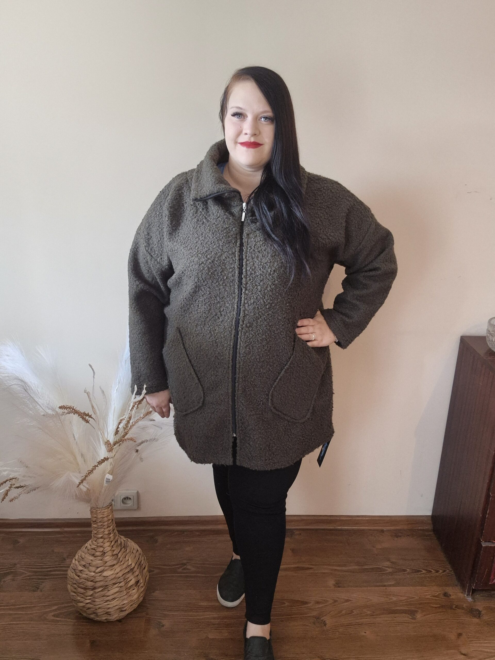 Duży płaszcz damski otulacz – Plus Size, butelkowa zieleń - obrazek 3