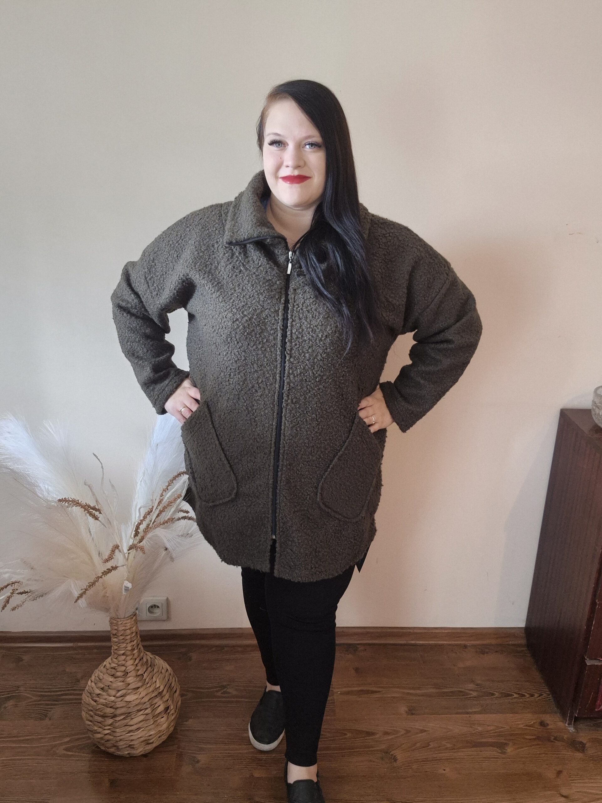 Duży płaszcz damski otulacz – Plus Size, butelkowa zieleń - obrazek 4