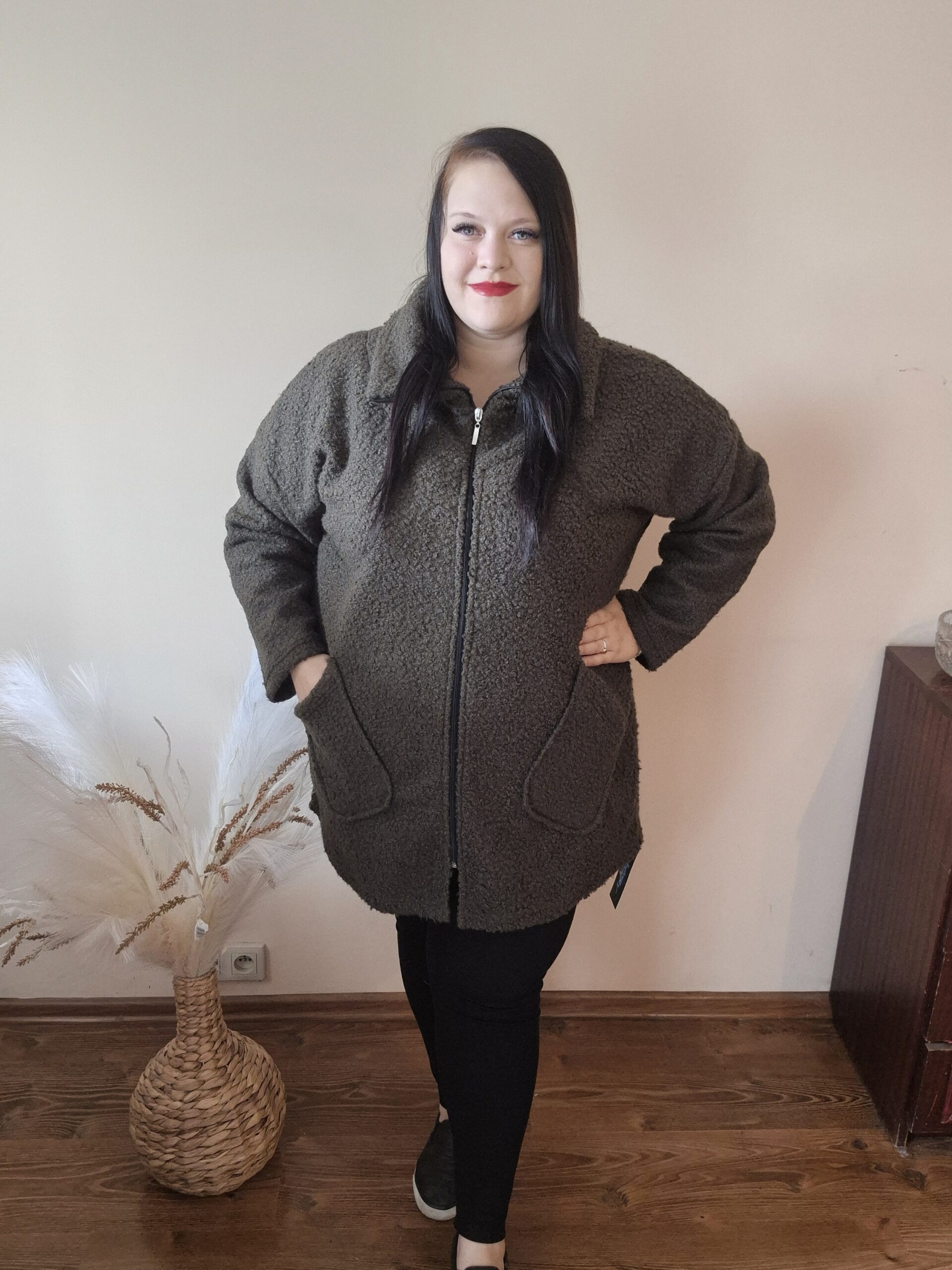 duży płaszcz damski, płaszcz plus size z zamkiem, jesienny płaszcz bez kaptura, butelkowa zieleń płaszcz, elegancki płaszcz dla puszystych