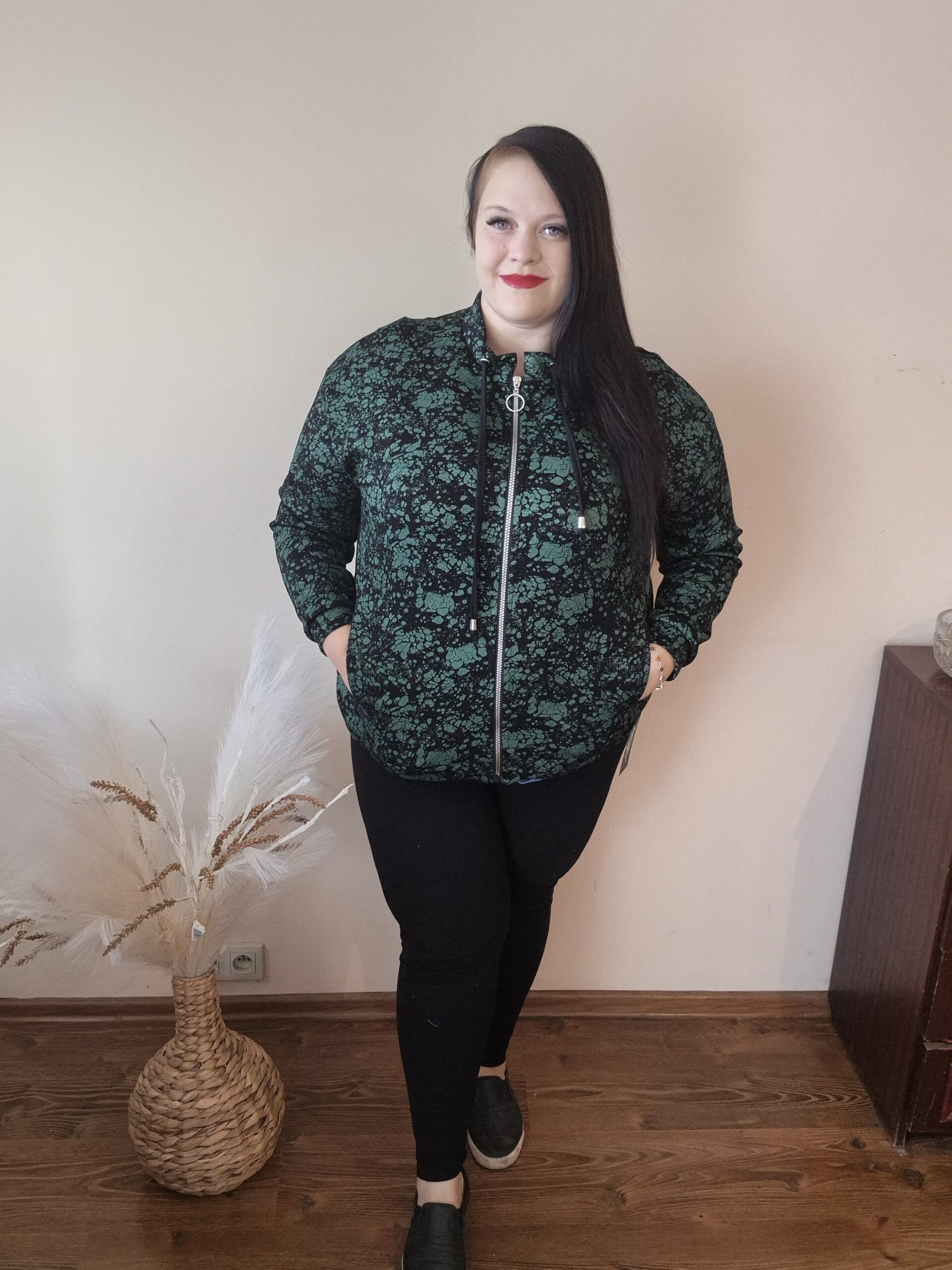 Bluza bomberka – elegancka, bez kaptura, zielono-czarna, z błyszczącą nitką - obrazek 3