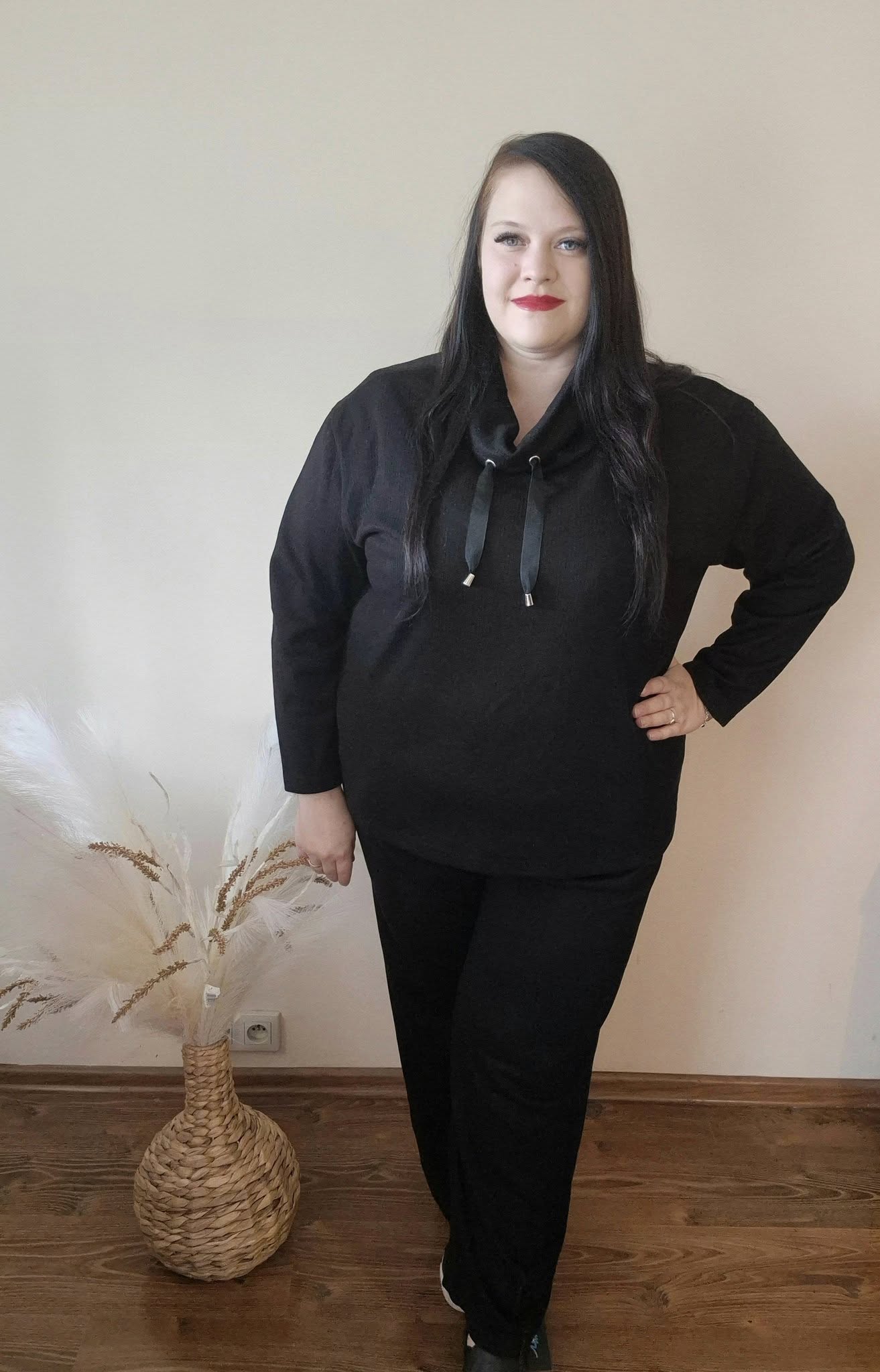 duży komplet jesienny, komplet dresowy plus size, komplet bluza i spodnie, czarny komplet damski, dres szeroka nogawka