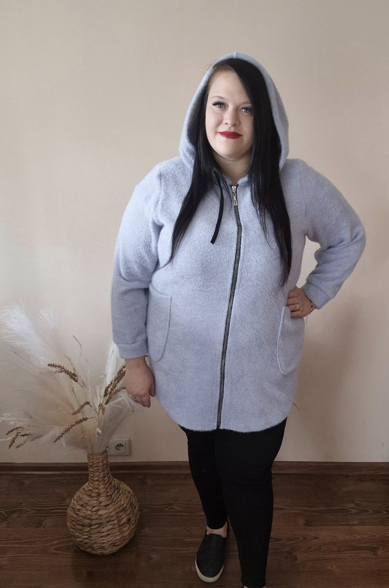 duży płaszczyk, bluza‑płaszczyk, błękitny płaszcz, płaszcz z dzianiny, styl casual chic