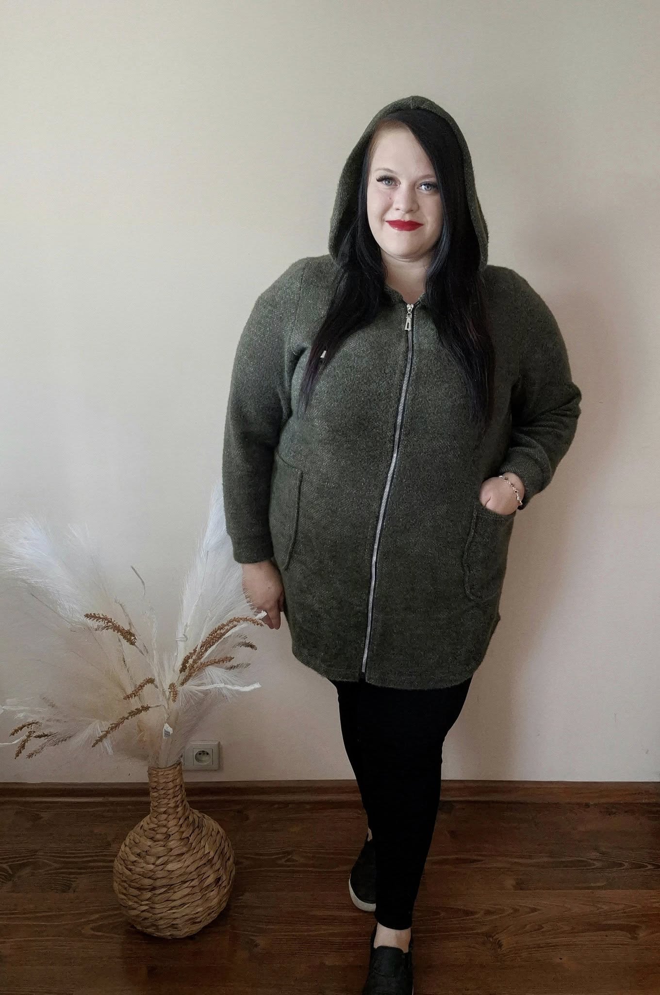 duży płaszczyk damski, miękka bluza zapinana na zamek, płaszczyk plus size z kapturem, butelkowa zieleń odzież damska, modna odzież jesień 2025
