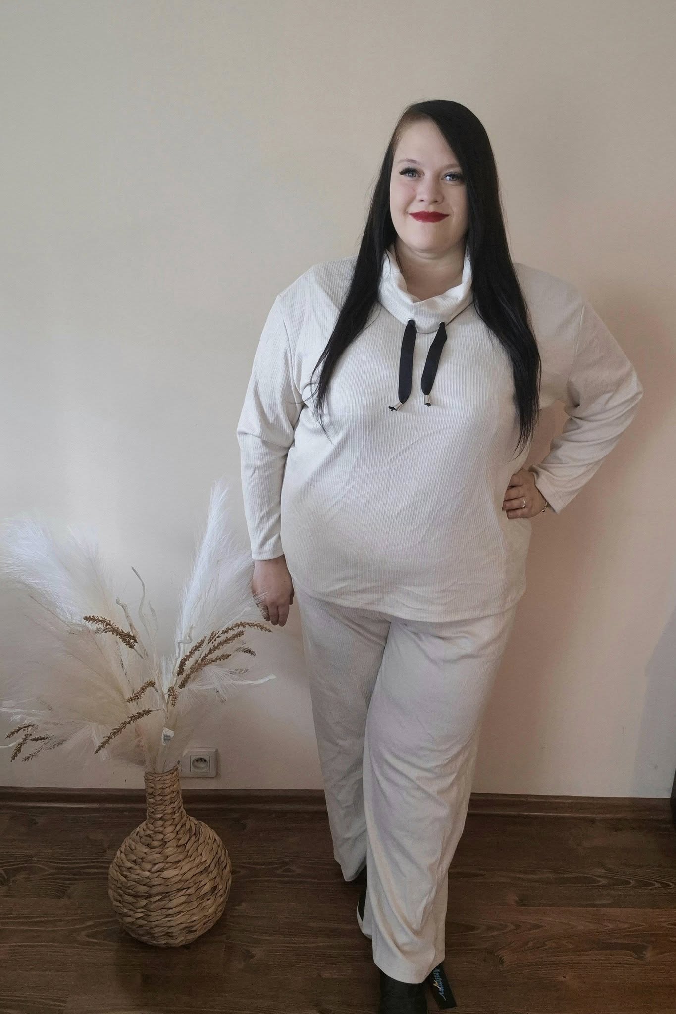 duży komplet jesienny, szeroka nogawka, polski producent, miękki materiał, beżowy komplet